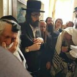 הגה"צ הרב אליעזר ברלנד שליט"א משמש כסנדק בברית בשול לנכד הרב פראנק זצ"ל