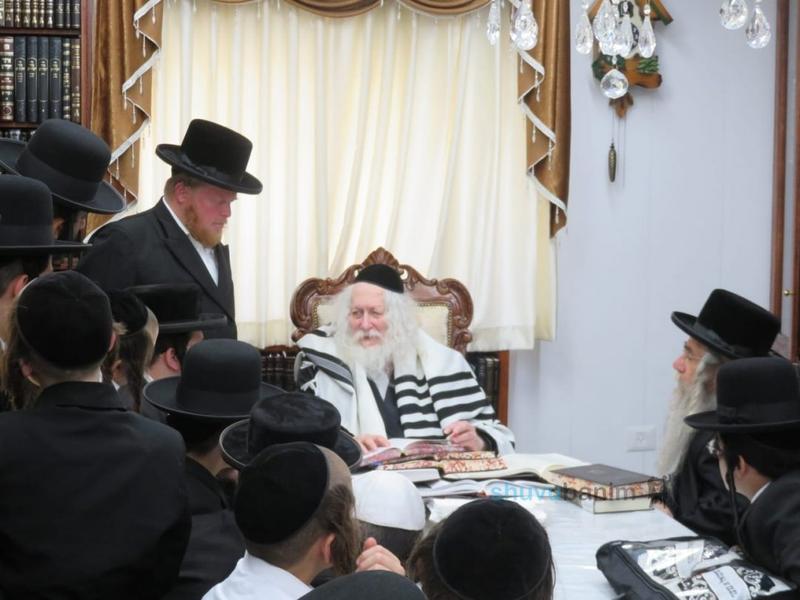 כיתה ח' בת"ת 'נחמת ציון' במבחן ובשיעור במעונו של במעונו של הגה"צ רבי אליעזר