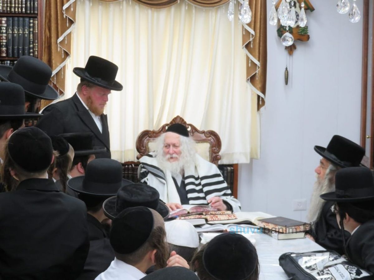 כיתה ח' בת"ת 'נחמת ציון' במבחן ובשיעור במעונו של במעונו של הגה"צ רבי אליעזר ברלנד שליט"א