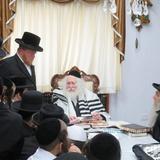 כיתה ח' בת"ת 'נחמת ציון' במבחן ובשיעור במעונו של במעונו של הגה"צ רבי אליעזר ברלנד שליט"א