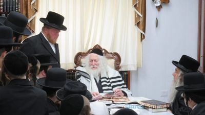 כיתה ח' בת"ת 'נחמת ציון' במבחן ובשיעור במעונו של במעונו של הגה"צ רבי אליעזר ברלנד שליט"א