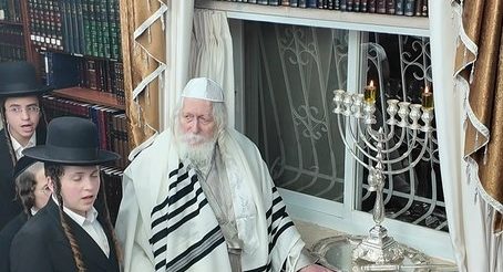 השמש שהוא הצדיק יותר גבוה מכל הנרות • שיעור לימי החנוכה מהגה"צ רבי אליעזר ברלנד שליט"א