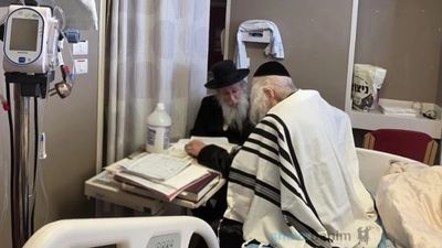 רְפָאֵנִי ה' וְאֵרָפֵא • תיעוד נדיר של הגה"צ רבי אליעזר ברלנד שליט"א בלימוד בבית הרפואה