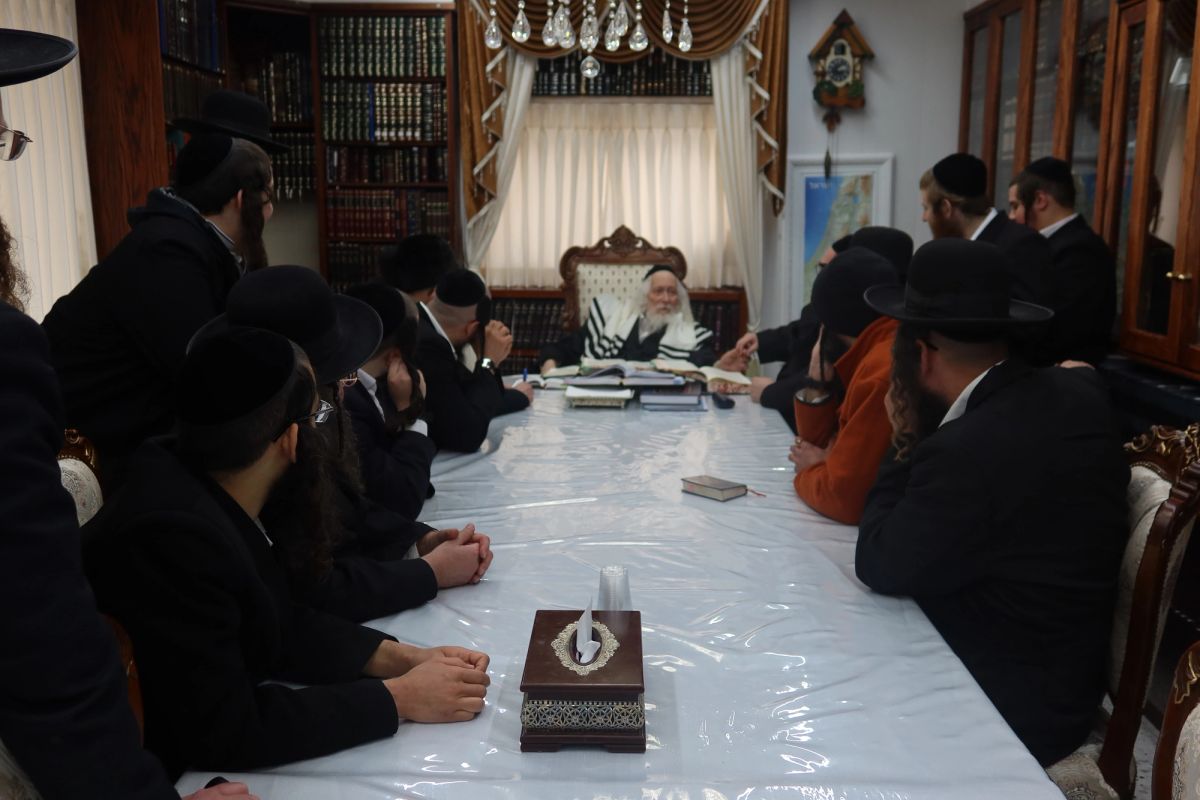 שיעור לאברכי סיירת "משמר החומה" במעונו של הגה"צ רבי אליעזר ברלנד שליט"א