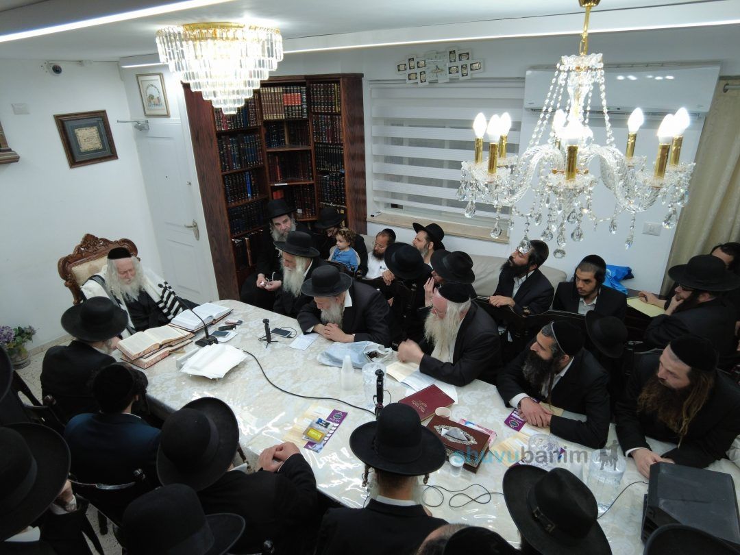 שיעור מהגה"צ רבי אליעזר ברלנד שליט"א לחבורת בנו הרב נחמן ברלנד שליט"א