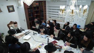 שיעור מהגה"צ רבי אליעזר ברלנד שליט"א לחבורת בנו הרב נחמן ברלנד שליט"א