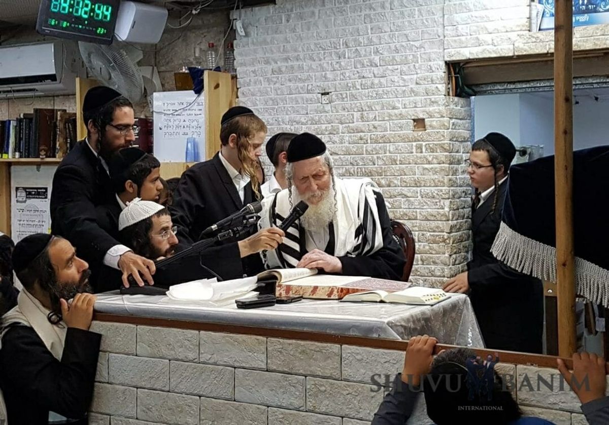 מרגש מאוד: תפילה ראשונה עם הגה"צ הרב אליעזר ברלנד שליט"א אחרי שבועיים היעדרות: צפו