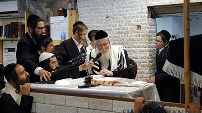 מרגש מאוד: תפילה ראשונה עם הגה"צ הרב אליעזר ברלנד שליט"א אחרי שבועיים היעדרות: צפו