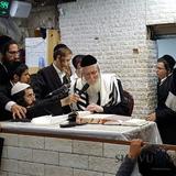 מרגש מאוד: תפילה ראשונה עם הגה"צ הרב אליעזר ברלנד שליט"א אחרי שבועיים היעדרות: צפו