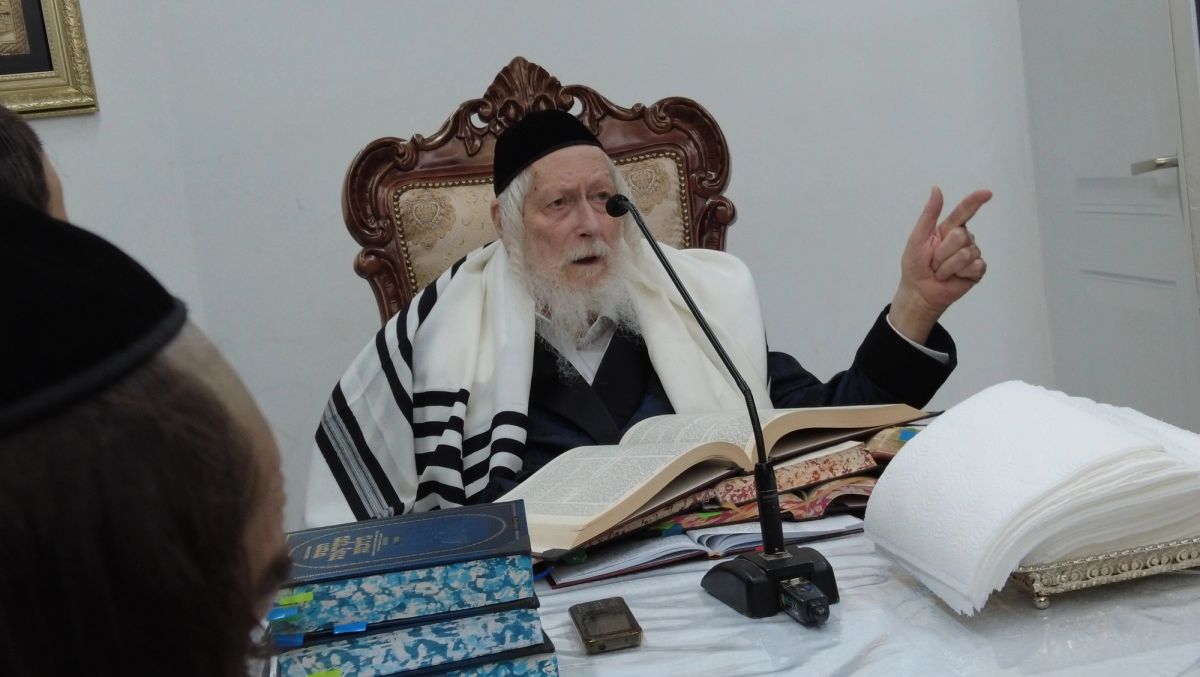 Rabbi Berland shlit"a Delivers a Shiur to the Yeshiva Students of Rabbi Yaakov Amzaleg