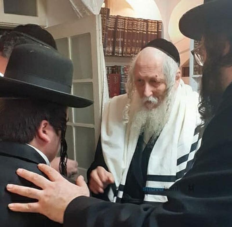 ערב מרגש בחלוקת ה'חנוכה געלט' אצל הגה"צ הרב אליעזר ברלנד שליט"א