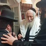 ערב מרגש בחלוקת ה'חנוכה געלט' אצל הגה"צ הרב אליעזר ברלנד שליט"א - נר שמיני של חנוכה תש"פ