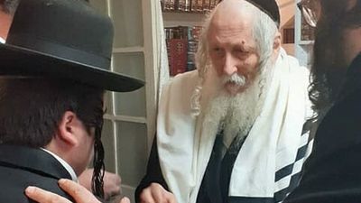 ערב מרגש בחלוקת ה'חנוכה געלט' אצל הגה"צ הרב אליעזר ברלנד שליט"א - נר שמיני של חנוכה תש"פ