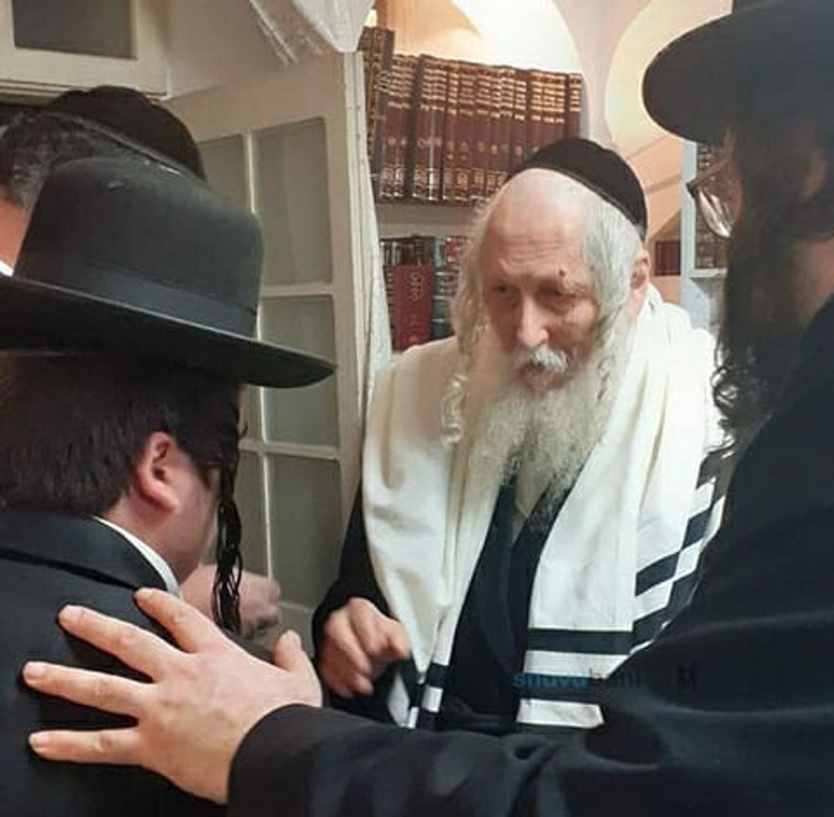 ערב מרגש בחלוקת ה'חנוכה געלט' אצל הגה"צ הרב אליעזר ברלנד שליט"א - נר שמיני של חנוכה תש"פ