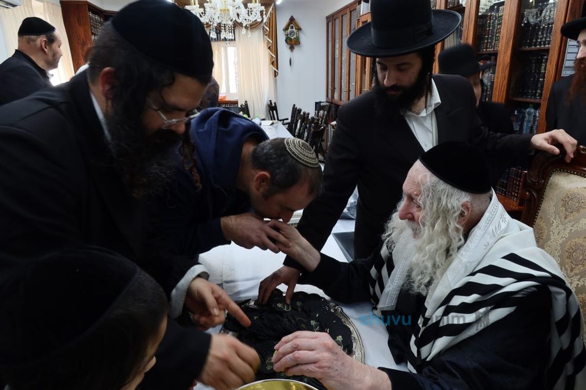 דְּבִיר קָדְשׁוֹ הֱבִיאַנִי • חלוקת מעות חנוכה לתורמי בית המדרש מהגה"צ רבי אליעזר ברלנד שליט"א