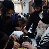 דְּבִיר קָדְשׁוֹ הֱבִיאַנִי • חלוקת מעות חנוכה לתורמי בית המדרש מהגה"צ רבי אליעזר ברלנד שליט"א