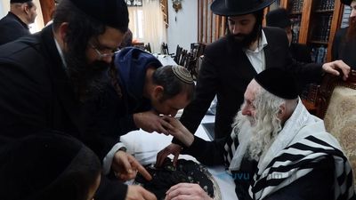 דְּבִיר קָדְשׁוֹ הֱבִיאַנִי • חלוקת מעות חנוכה לתורמי בית המדרש מהגה"צ רבי אליעזר ברלנד שליט"א