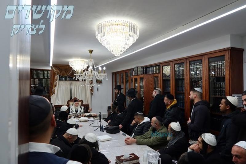 שיעור למתפללי בית הכנסת 'בעל השדה' מהעיר חולון במעונו של הגה"צ רבי אליעזר ברלנד