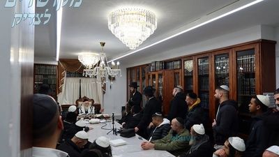 שיעור למתפללי בית הכנסת 'בעל השדה' מהעיר חולון במעונו של הגה"צ רבי אליעזר ברלנד שליט"א