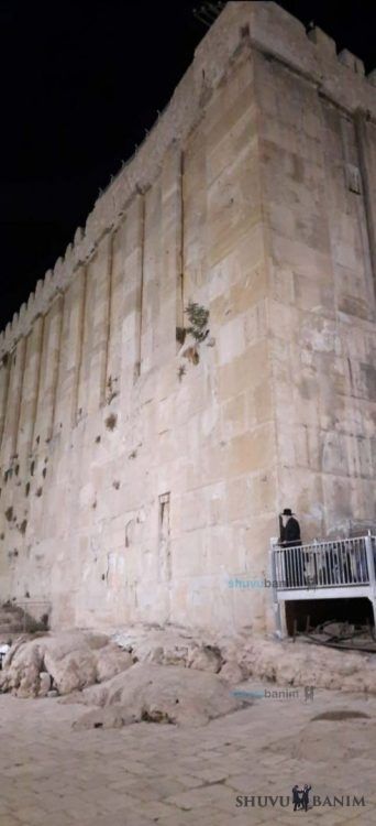 Rav Berland at Ma'arat HaMachpelah on Night of Zachor Brit