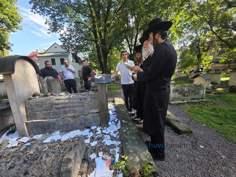 קְדוֹשִׁים אֲשֶׁר בָּאָרֶץ • הגה"צ רבי אליעזר ברלנד שליט"א במסע קודש בפולין