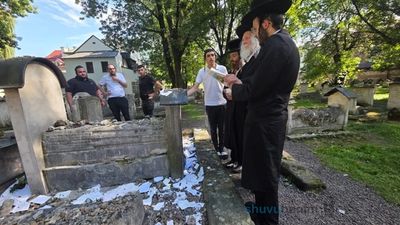 קְדוֹשִׁים אֲשֶׁר בָּאָרֶץ • הגה"צ רבי אליעזר ברלנד שליט"א במסע קודש בפולין