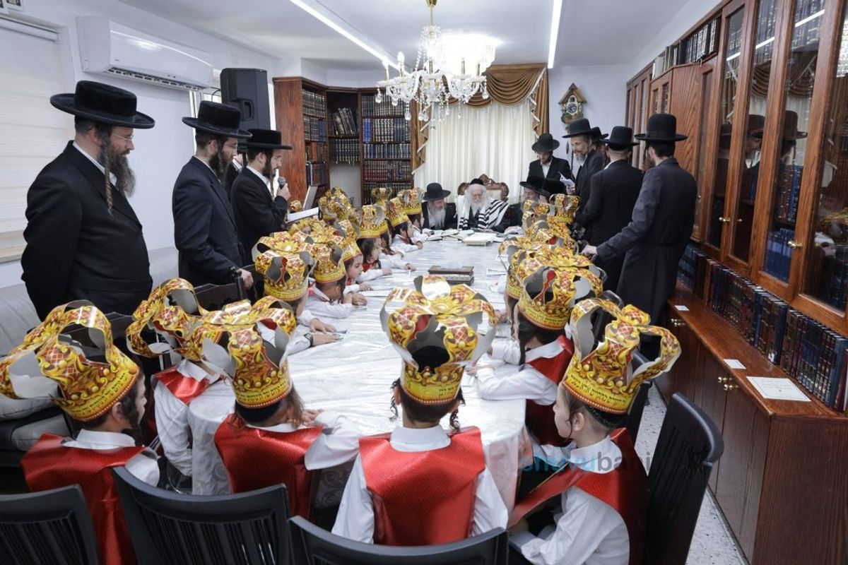 מָה אָהַבְתִּי תוֹרָתֶךָ כָּל הַיּוֹם הִיא שִׂיחָתִי • ילדי החמד של תלמוד תורה אמונת ציון ב'חומש סעודה' במעונו של הגה"צ רבי אליעזר ברלנד שליט"א