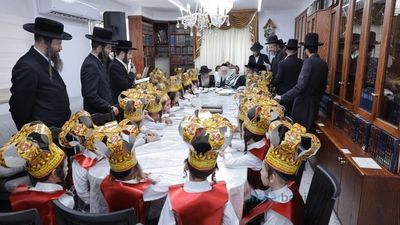 מָה אָהַבְתִּי תוֹרָתֶךָ כָּל הַיּוֹם הִיא שִׂיחָתִי • ילדי החמד של תלמוד תורה אמונת ציון ב'חומש סעודה' במעונו של הגה"צ רבי אליעזר ברלנד שליט"א