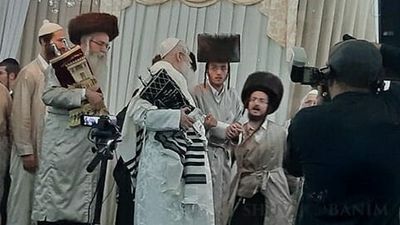 הקפות שניות עם הגה"צ הרב אליעזר ברלנד שליט"א כמו שלא נראו מעולם: צפו