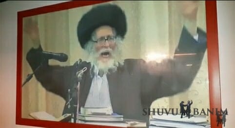 באמצע בר בתל אביב תלויה בענק תמונה של הגה"צ הרב אליעזר ברלנד שליט"א