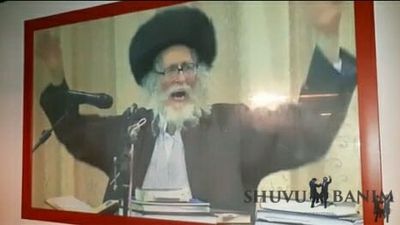 באמצע בר בתל אביב תלויה בענק תמונה של הגה"צ הרב אליעזר ברלנד שליט"א