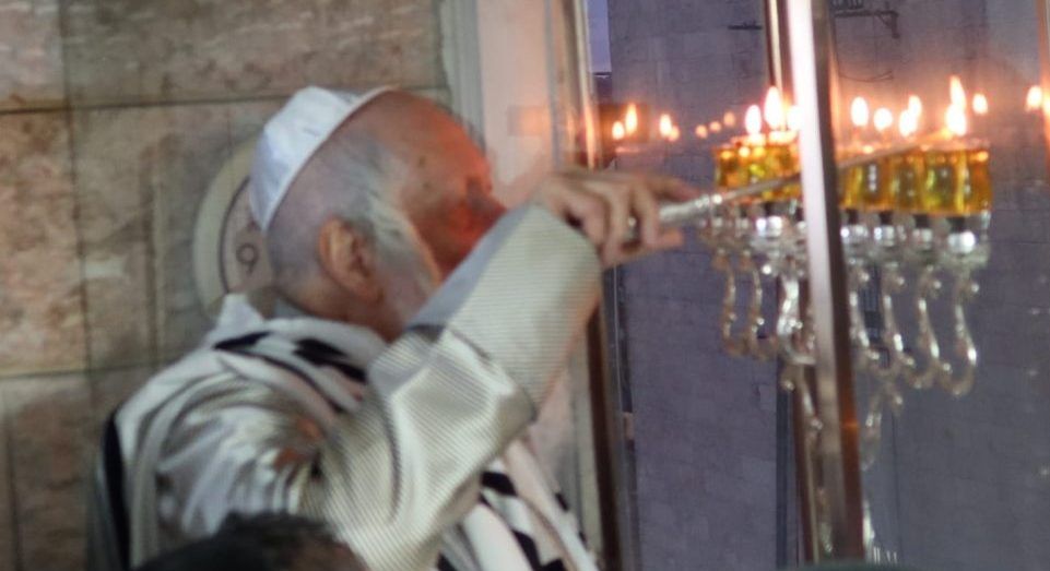 נֵר שְׁבִיעִי כְּנֶגֶד נִשְׁמַת דָּוִד הַמֶּלֶךְ עָלָיו הַשָּׁלוֹם • תיעוד מהדלקת הנר השביעי ע"י הגה"צ רבי אליעזר ברלנד שליט"