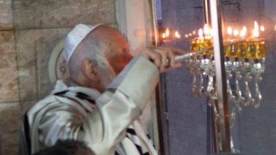 נֵר שְׁבִיעִי כְּנֶגֶד נִשְׁמַת דָּוִד הַמֶּלֶךְ עָלָיו הַשָּׁלוֹם • תיעוד מהדלקת הנר השביעי ע"י הגה"צ רבי אליעזר ברלנד שליט"