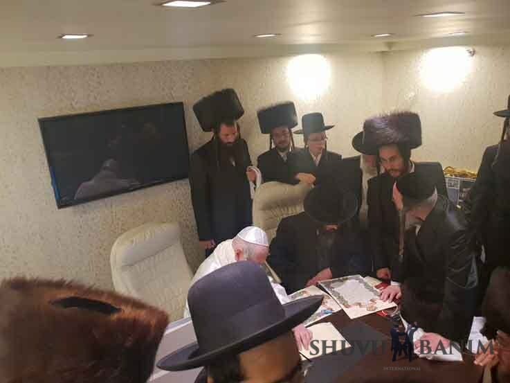 מראות הקודש ממעמד קבלת הפנים וכתיבת הכתובה של החתן שמואל איזיק רובינשטיין נכד הגה"צ הרב אליעזר ברלנד שליט"א