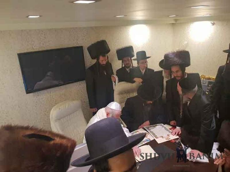 מראות הקודש ממעמד קבלת הפנים וכתיבת הכתובה של החתן שמואל איזיק רובינשטיין נכד