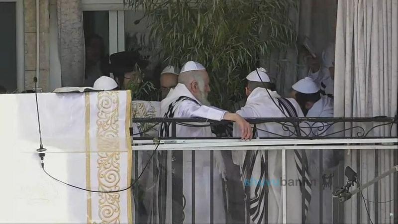 פתקה טבא -חמש וחצי שעות תפילת הושענא רבה בצילו של הגה"צ רבי אליעזר ברלנד שליט"א