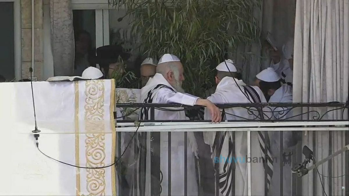 פתקה טבא -חמש וחצי שעות תפילת הושענא רבה בצילו של הגה"צ רבי אליעזר ברלנד שליט"א