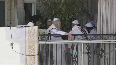 פתקה טבא -חמש וחצי שעות תפילת הושענא רבה בצילו של הגה"צ רבי אליעזר ברלנד שליט"א