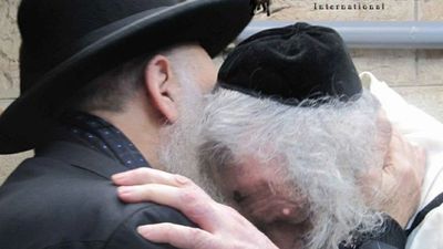 הרב ראובן אלבז שליט"א ראש ישיבת אור החיים הגיע לברית בבתו של הגה"צ הרב אליעזר ברלנד שליט"א - גלריית תמונות