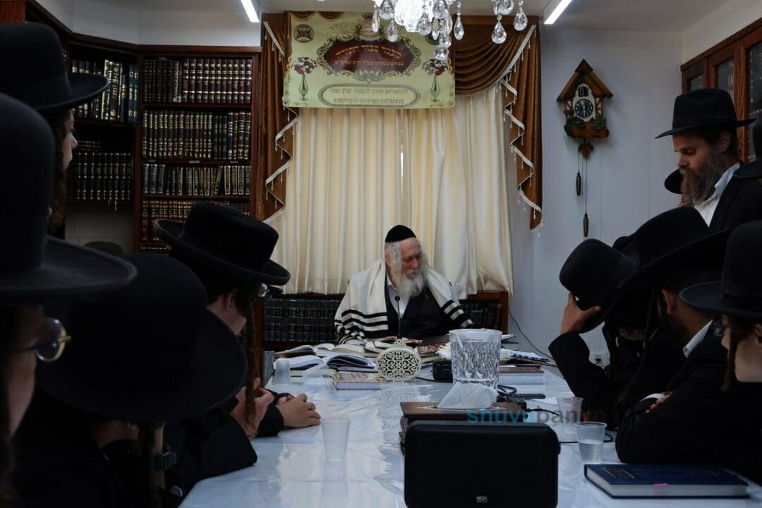 שיעור לחבורת 'אפוים בלבו' - ללימוד ספרי רבינו הקדוש זיע"א - בבית הגה"צ רבי אליעזר ברלנד שליט"א