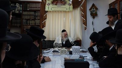 שיעור לחבורת 'אפוים בלבו' - ללימוד ספרי רבינו הקדוש זיע"א - בבית הגה"צ רבי אליעזר ברלנד שליט"א