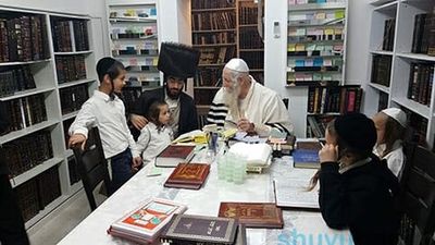 קבלת קהל ערב שבת קודש וסעודה שלישית, תולדות תש"פ - הגה"צ הרב אליעזר ברלנד שליט"א