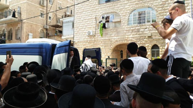 מסע ההלוויה עוצר ברחוב החומה השלישית אצל כ