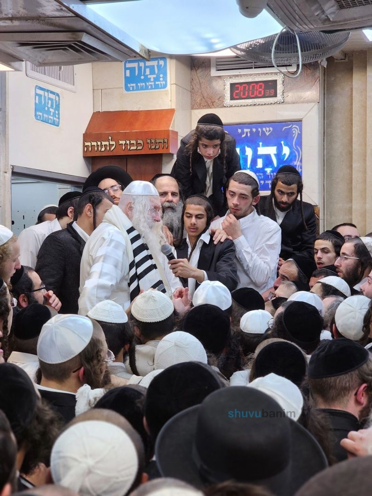 "וְשָׁכַנְתִּי בְּתוֹךְ בְּנֵי יִשְׂרָאֵל" • שבת פרשת תצווה - שושן פורים קטן - בצילו של הגה"צ רבי אליעזר ברלנד שליט"א