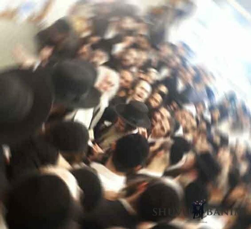 הגה"צ הרב אליעזר ברלנד שליט"א והרב שלום ארוש שליט"א בציון רבי נחמן באומן