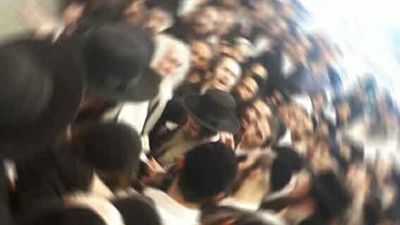 הגה"צ הרב אליעזר ברלנד שליט"א והרב שלום ארוש שליט"א בציון רבי נחמן באומן