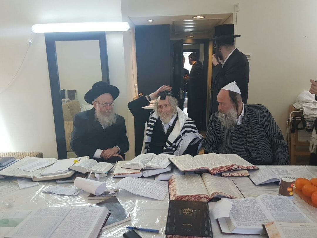 הרב ליצמן וגדולים נוספים ביקרו את הרב אליעזר ברלנד שליט"א רגע לפני אשפוזו - גלריית תמונות