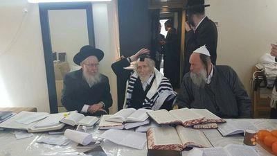 הרב ליצמן וגדולים נוספים ביקרו את הרב אליעזר ברלנד שליט"א רגע לפני אשפוזו - גלריית תמונות