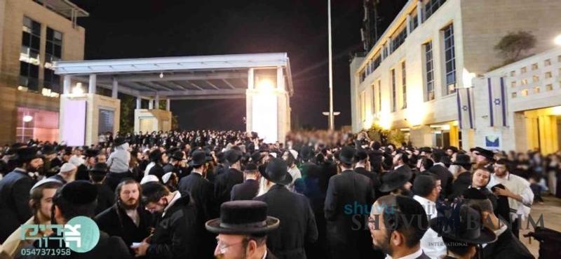 חורבן מקדש מעט: אלפים בעצרת מחאה בראשות הגה"צ רבי אליעזר ברלנד שליט"א וקהילת