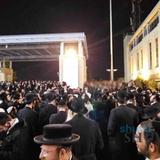 חורבן מקדש מעט: אלפים בעצרת מחאה בראשות הגה"צ רבי אליעזר ברלנד שליט"א וקהילת שובו בנים על חורבן בית הכנסת